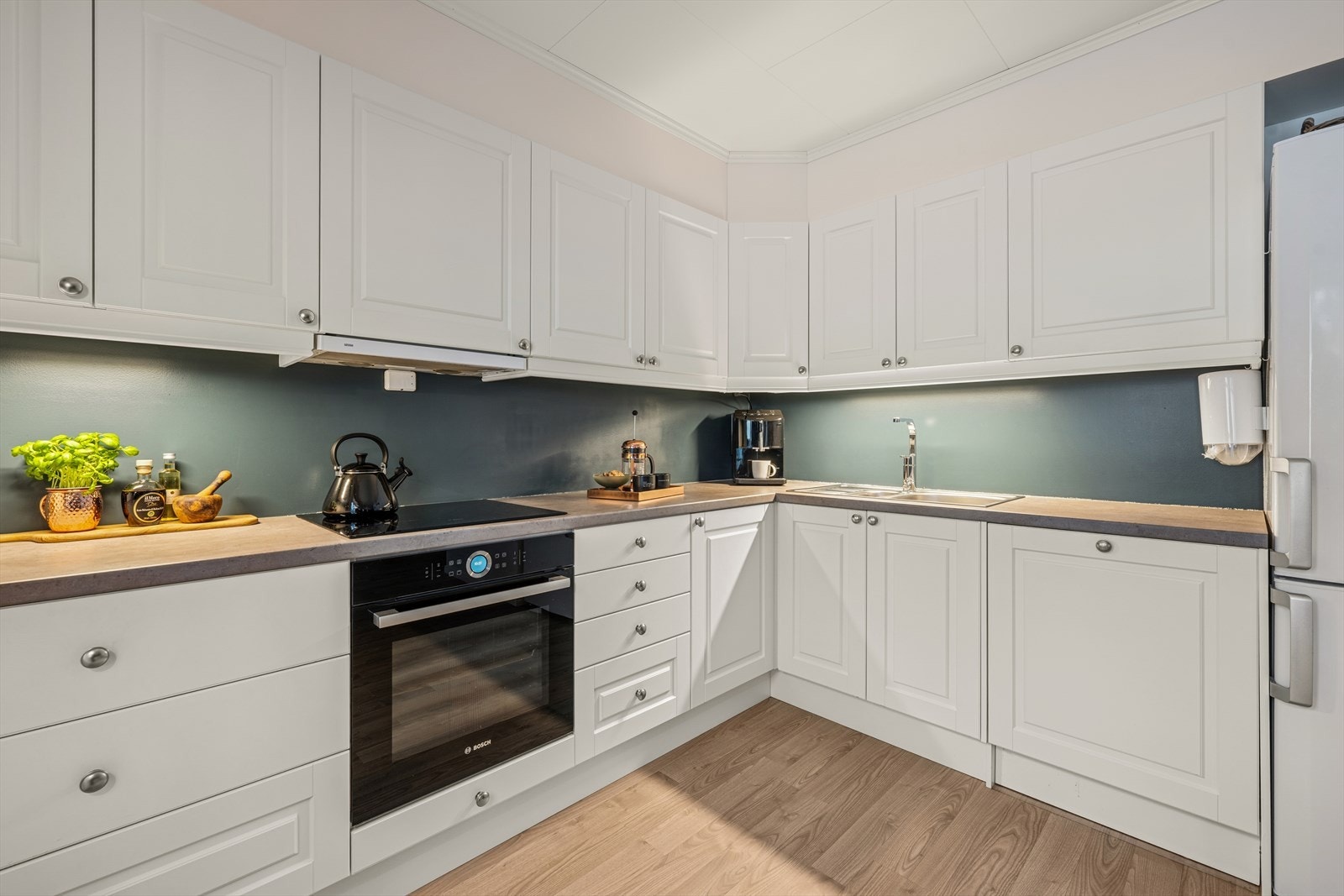 Av hvitevarer er det integrert koketopp, stekeovn og oppvaskmaskin, i tillegg til avsatt plass for kjøleskap. Galleribilde