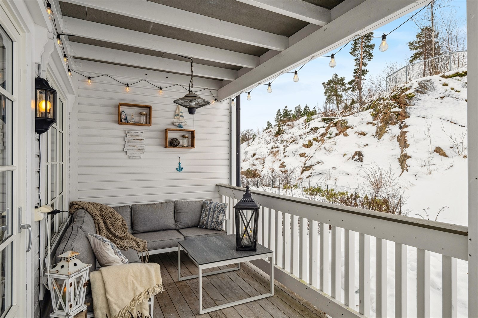 Mot vest har du en flott, skjermet uteplass. Galleribilde