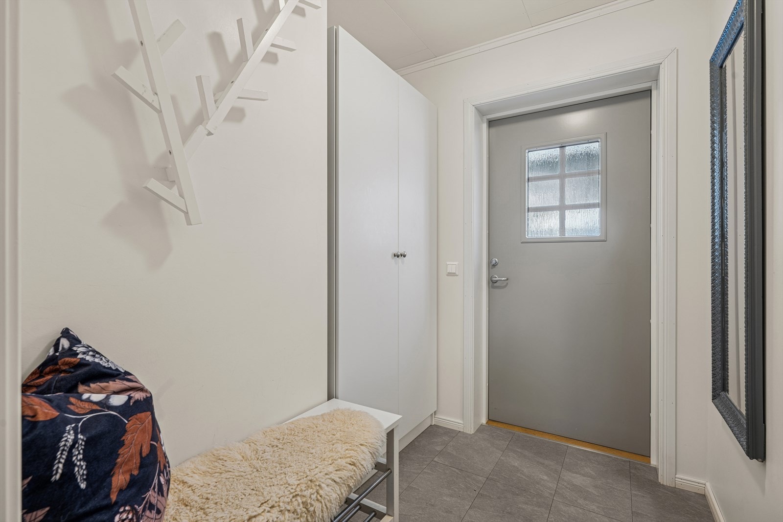 Man ønskes velkommen i en lys entré med garderobeskap. Galleribilde