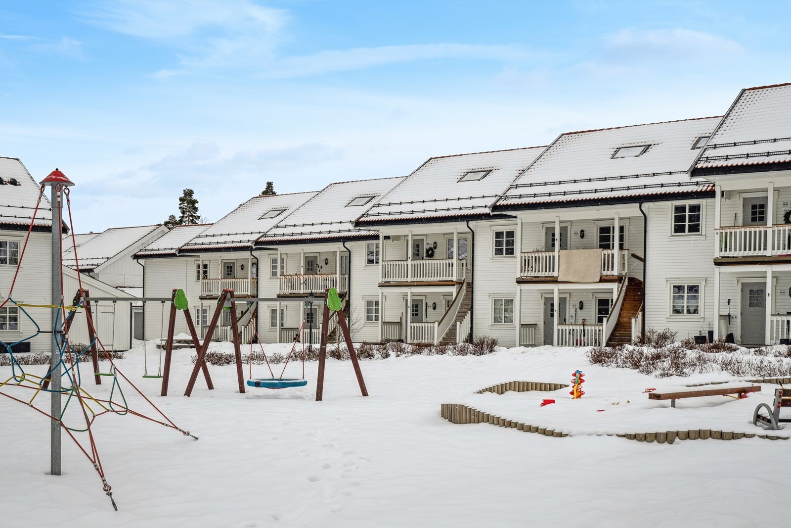 Fellesarealene er pent opparbeidet med asfalterte parkeringsområder og internveier. Galleribilde