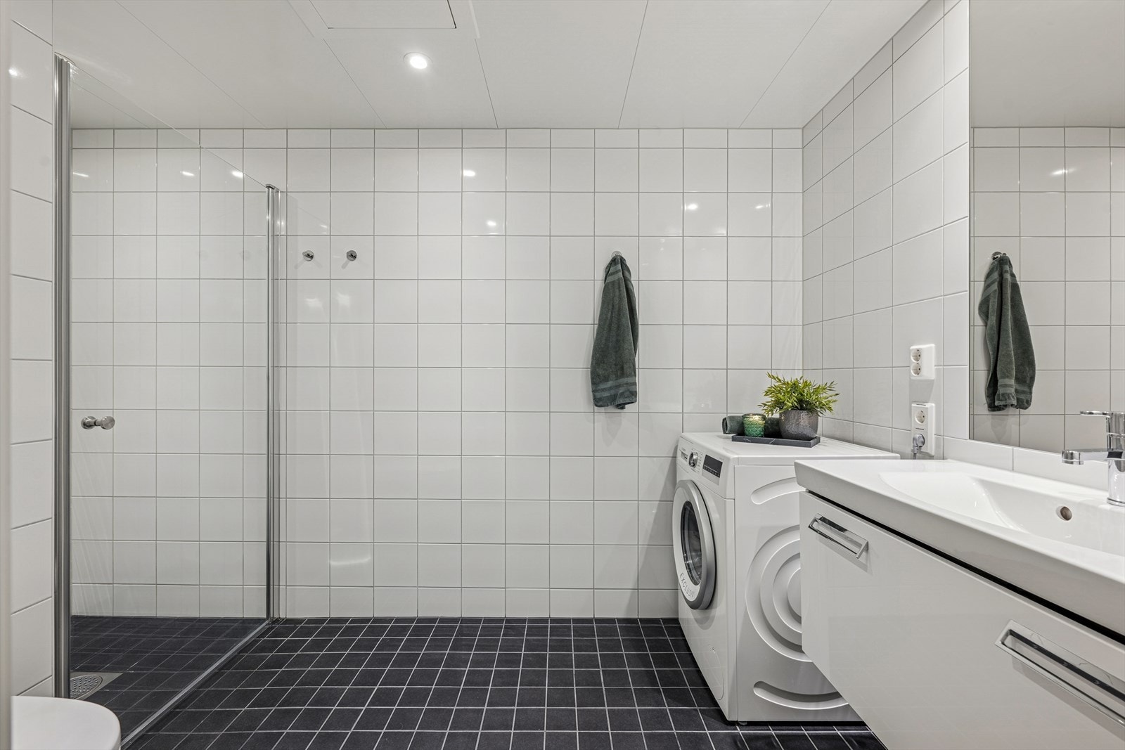 Delikat flislagt baderom med vannbåren gulvvarme og downlights i himling. Galleribilde