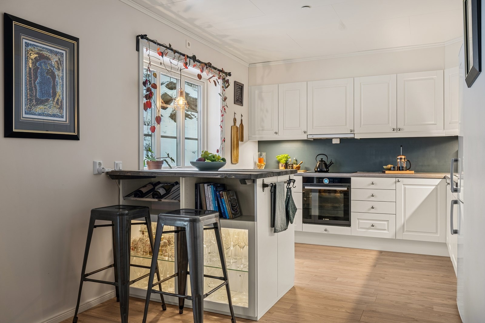 Boligen har en åpen kjøkkenløsning. Galleribilde