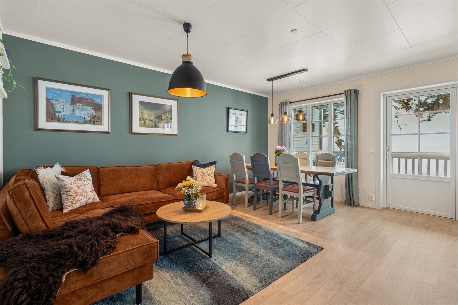 Leiligheten har en lys og åpen stue med gode møbleringsmuligheter. Galleribilde