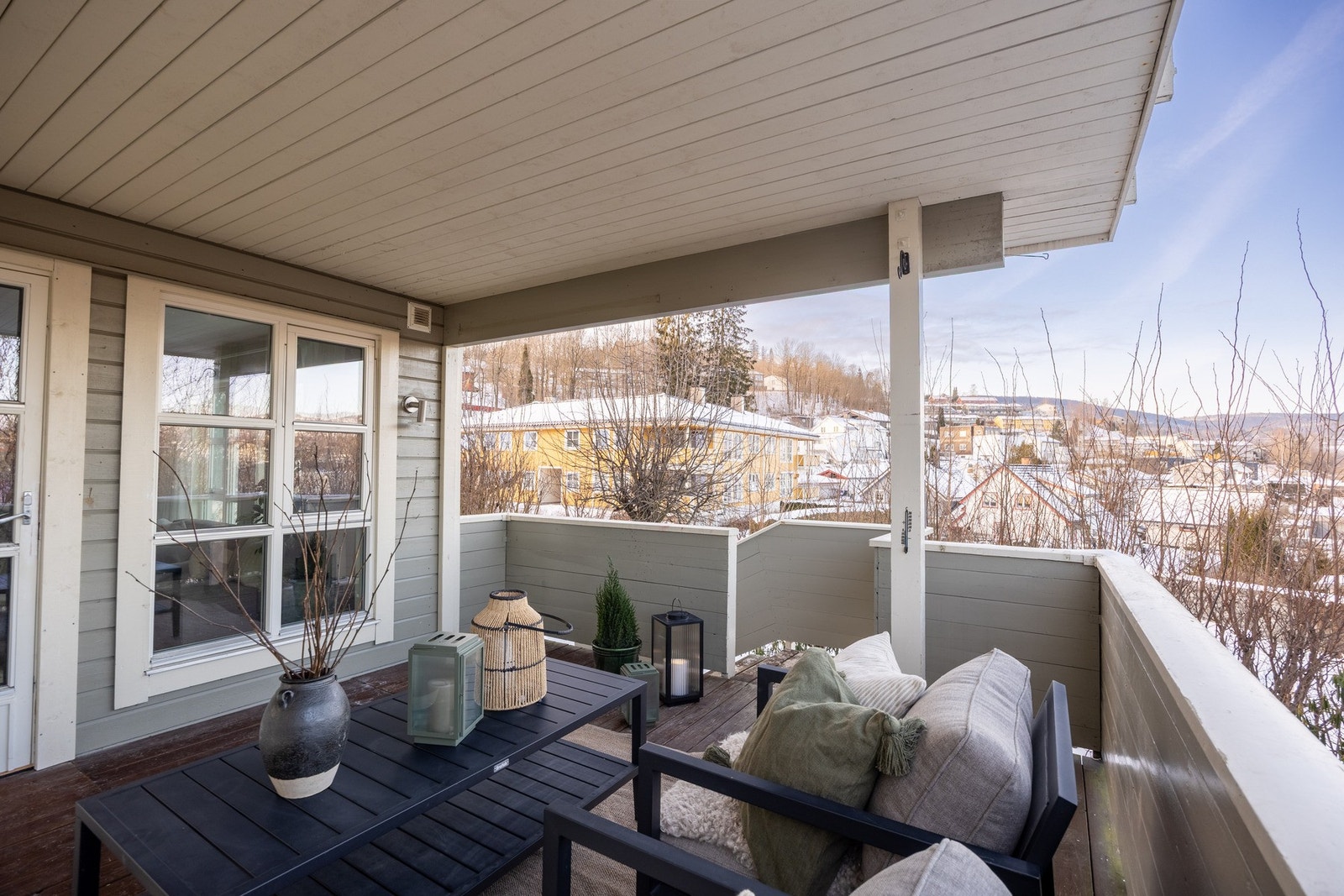 Fra stuen er det utgang til en solrik balkong. Galleribilde