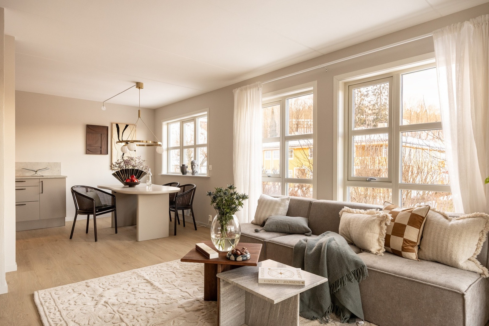 Denne lekre stuen er av god størrelse med gode møbleringsmuligheter. Galleribilde