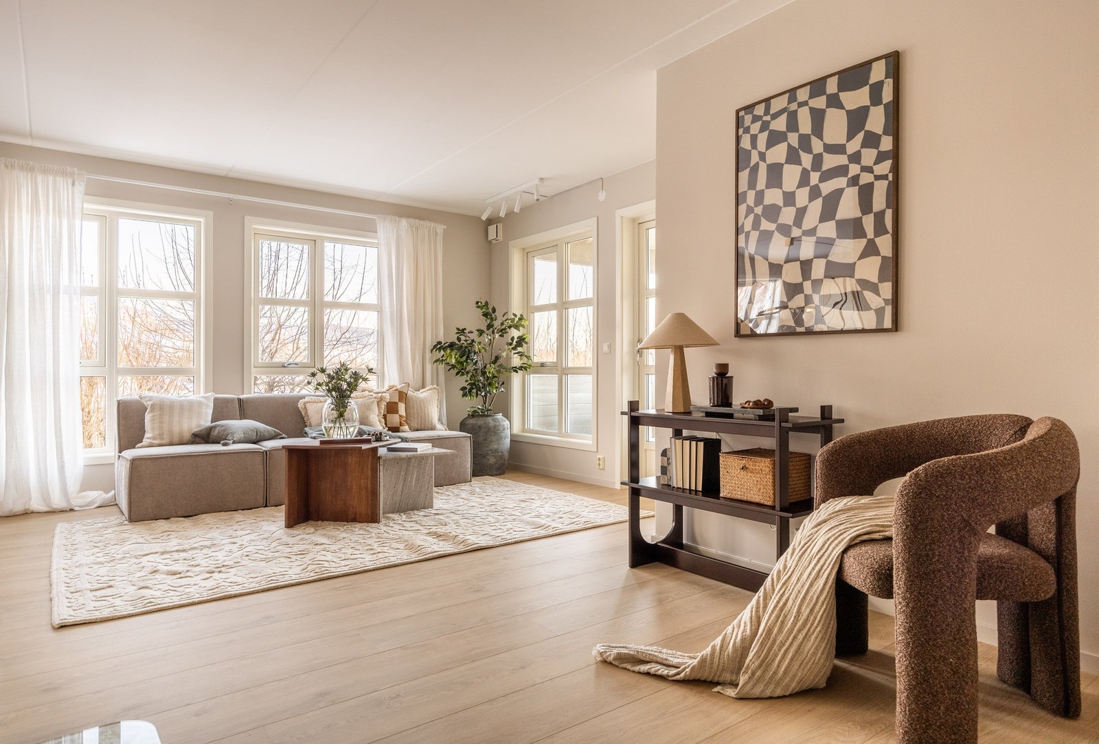 Her er det bl.a. god plass til sofa, tv-benk eller annen ønsket innredning. Galleribilde