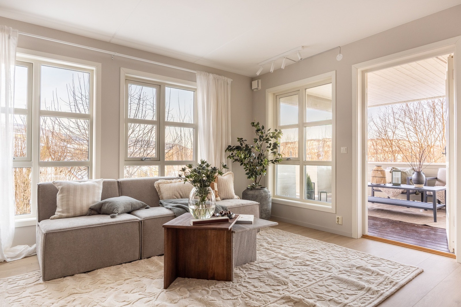 Boligens sosiale soner har store vindusflater som gir masse naturlig lysinnslipp inn i leiligheten Galleribilde