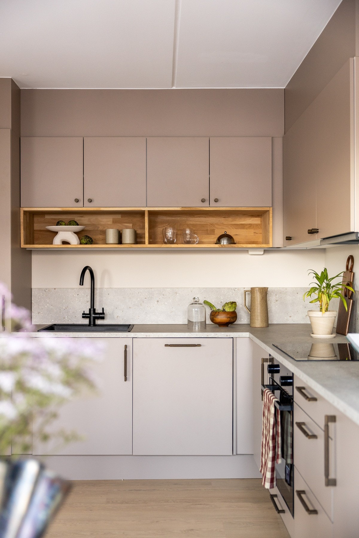 Godt med benke- og skapplass bidrar til å skape et funskjonibelt og arbeidsvennlig kjøkken Galleribilde