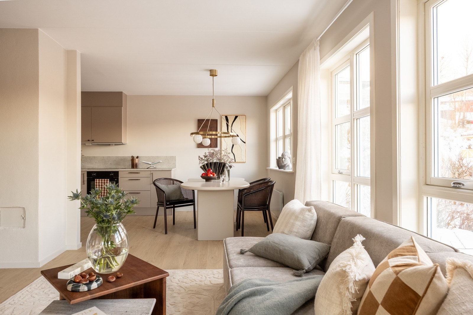 I tilknytning til stue og kjøkken er det plass til å innrede med langbord eller annen ønsket spisegruppe Galleribilde