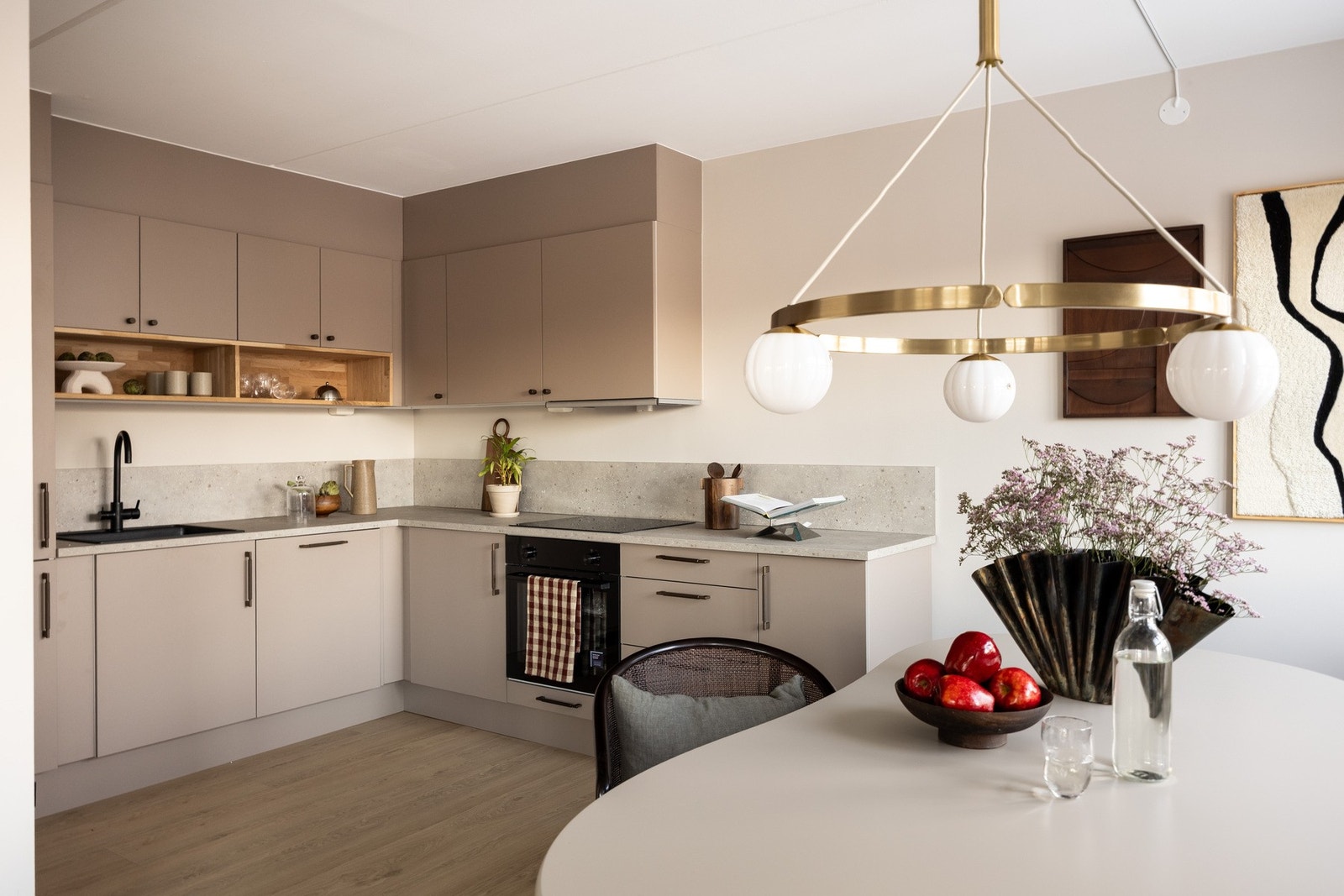 Dette er en lys og tiltalende 4-roms leilighet beliggende i 1.etasje. Galleribilde