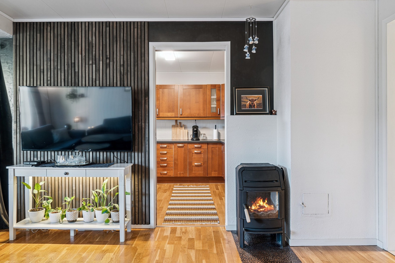 Boligen blir varmet opp med vedfyring, varmepumpe og annen elektrisk oppvarming Galleribilde