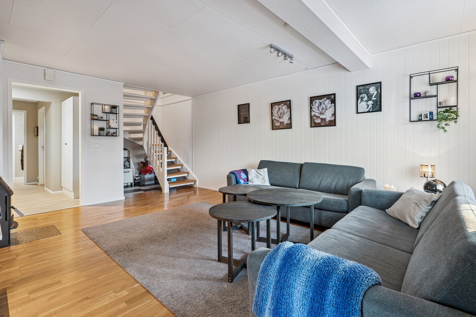 En lys og romslig stue Galleribilde