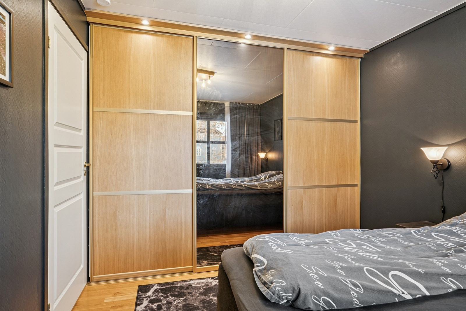 En praktisk skyvedørsgarderobe Galleribilde