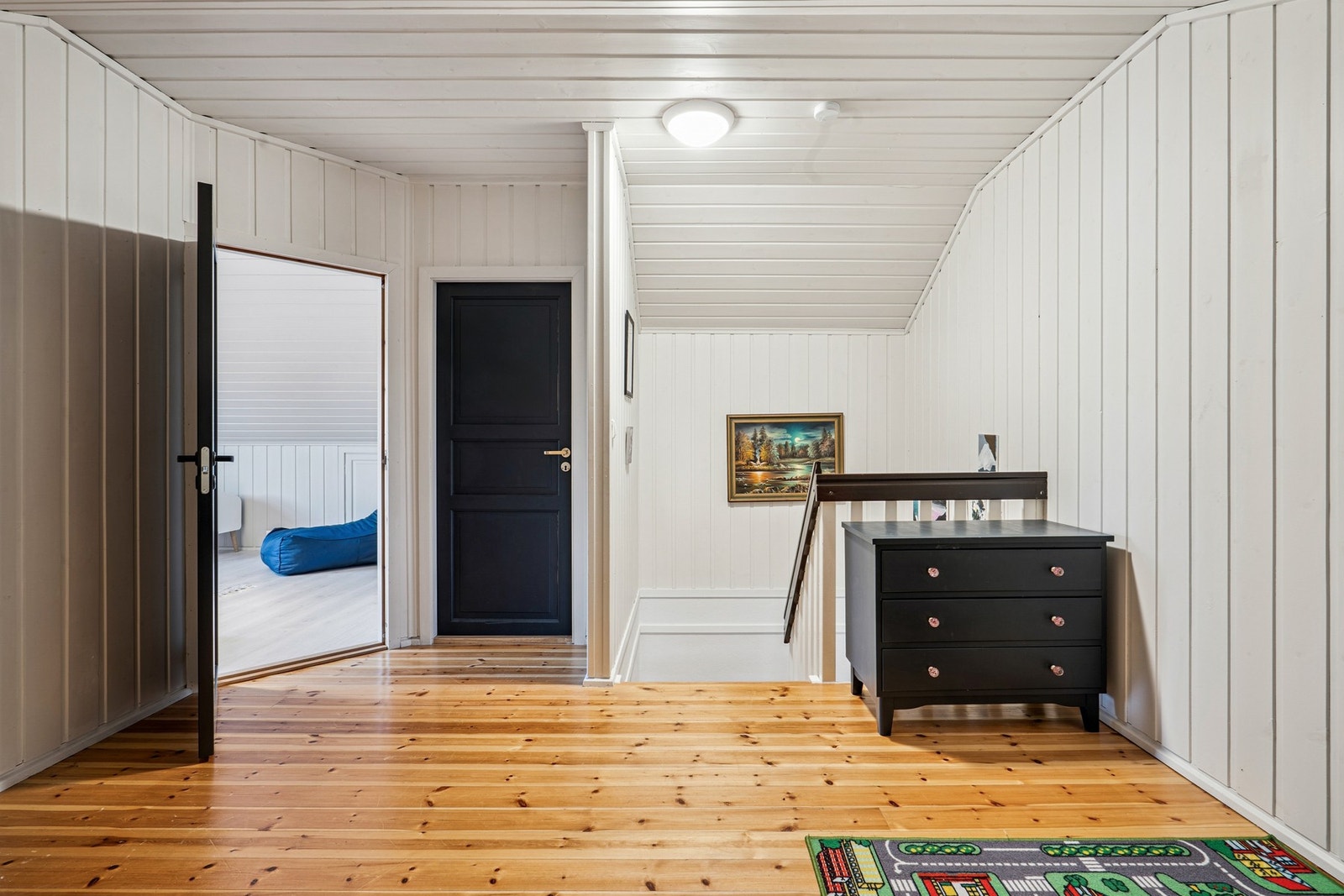 Loft-etasjen disponerer flere boder som gir godt med innvendig oppbevaring Galleribilde