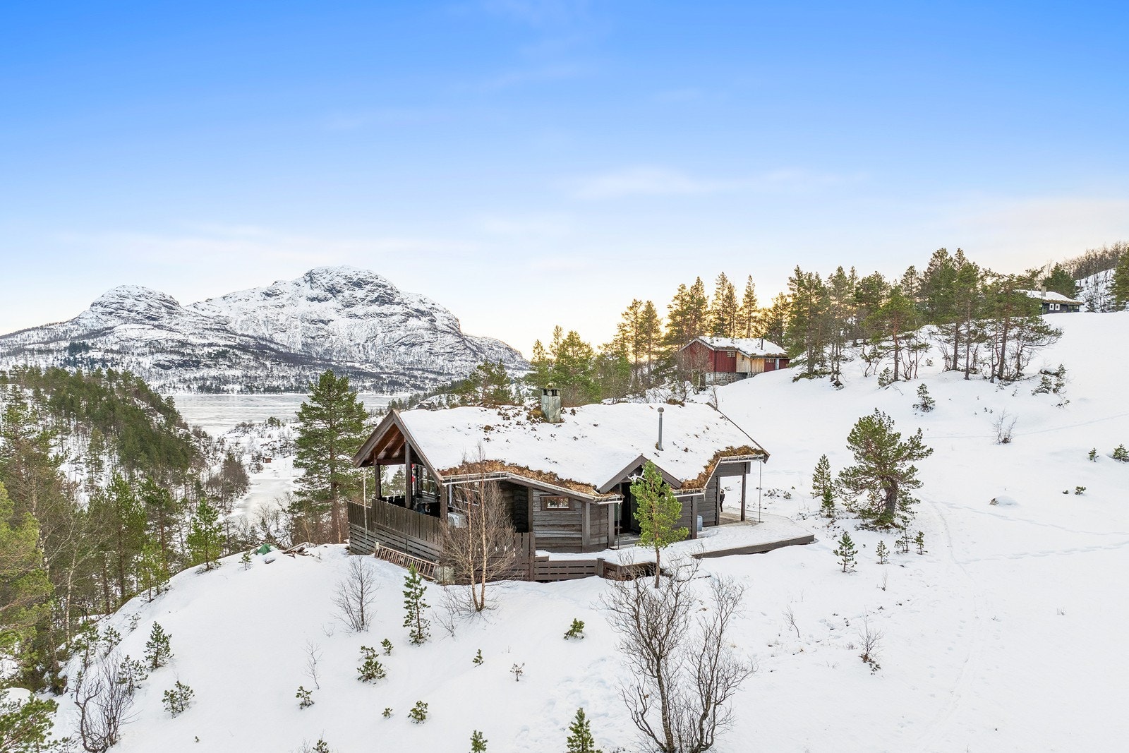 Det er laget fin sti opp til hytta, hvor selv barnevaogn har trillet lett opp når snøen smelter. Galleribilde