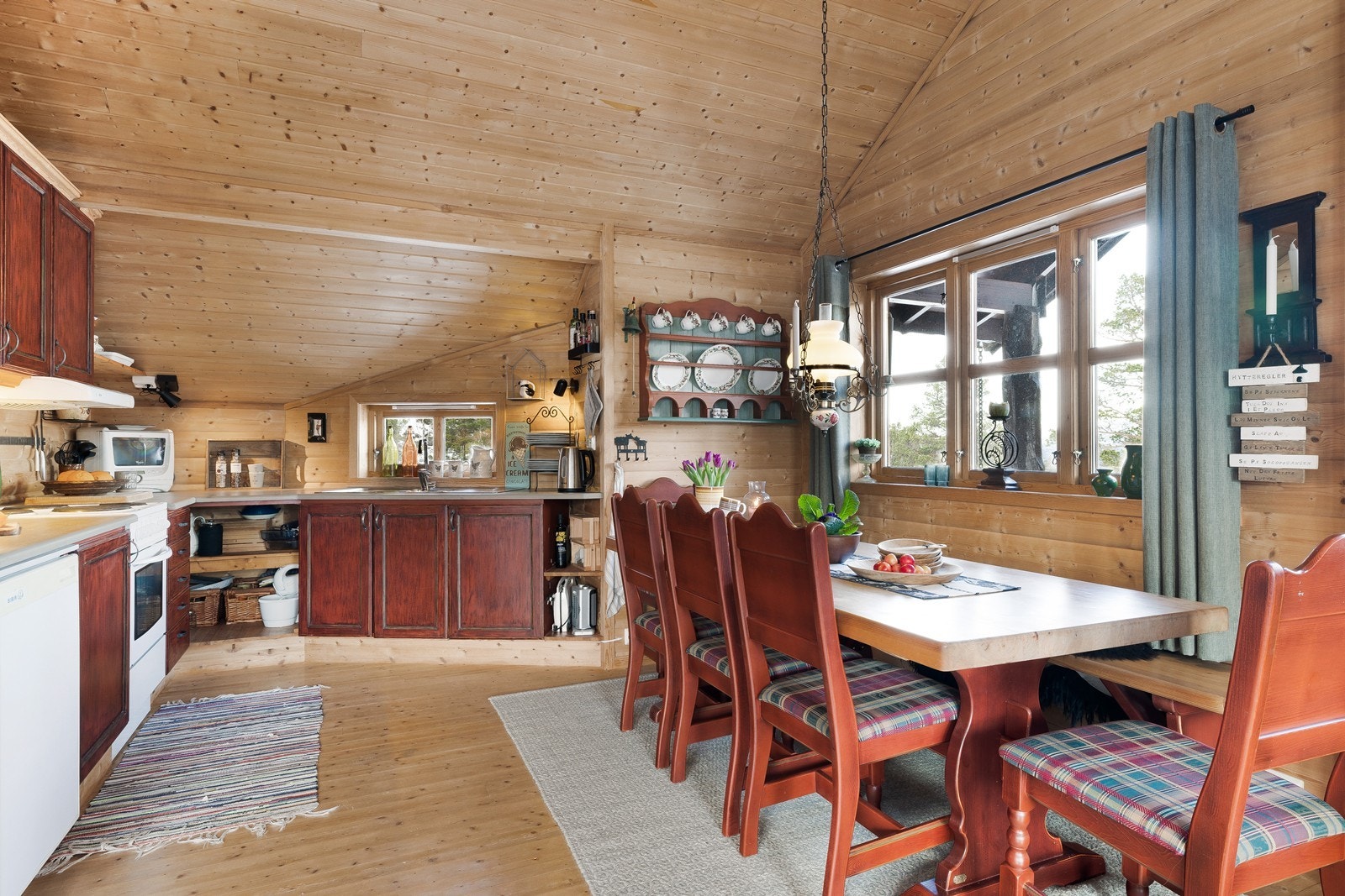 Åpen løsning mot kjøkkenet er praktisk og gir en god romfølelse. Galleribilde