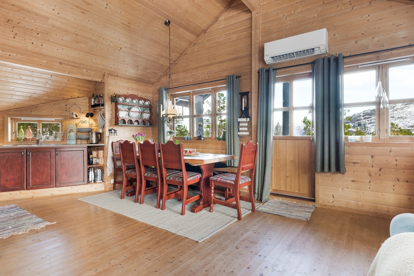 Luft til luft varmepumpe sikrer jevn temperatur hele året. Galleribilde