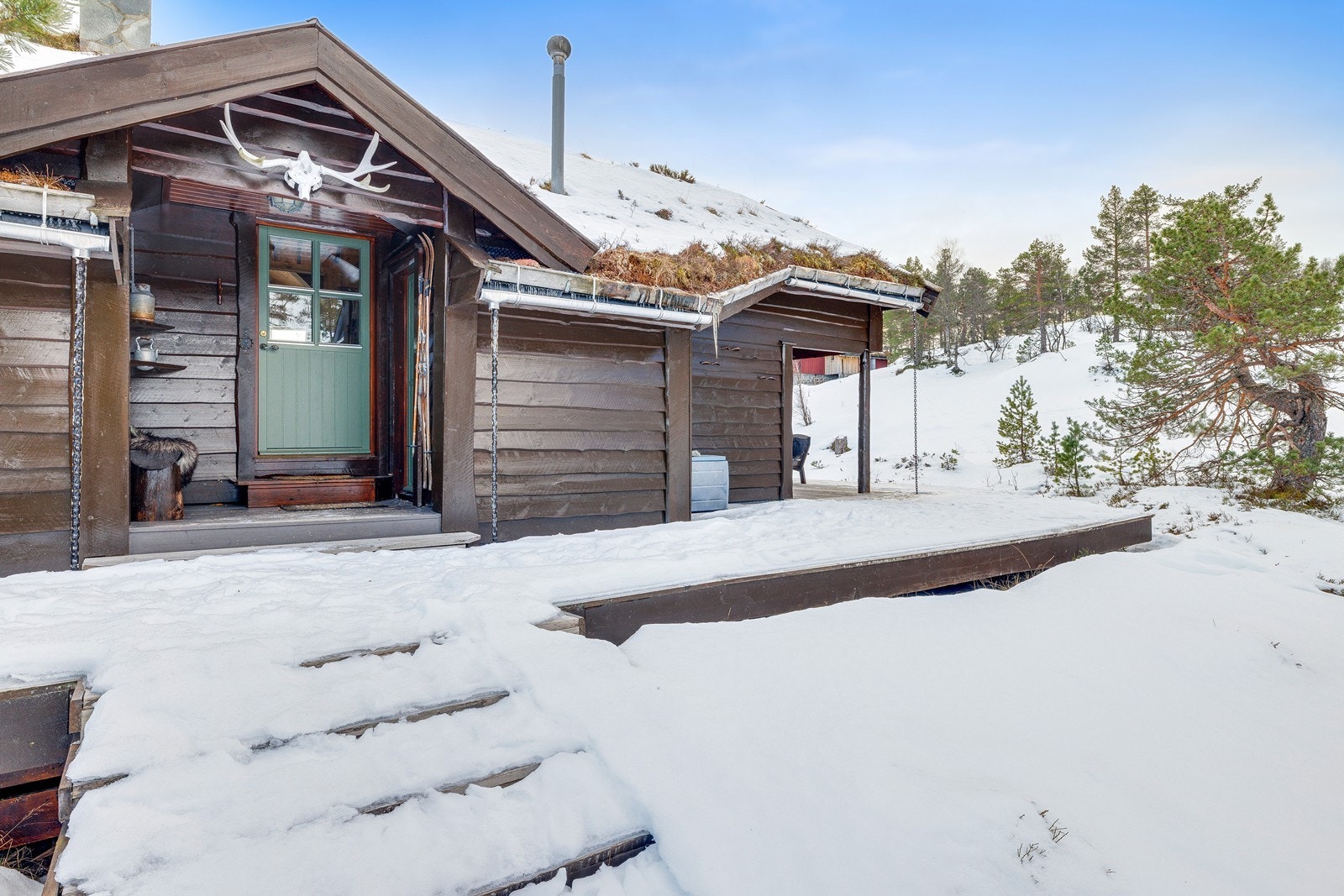 Trapp opp til koselig inngangsparti med har praktisk overbygg og utvendig bod. Galleribilde