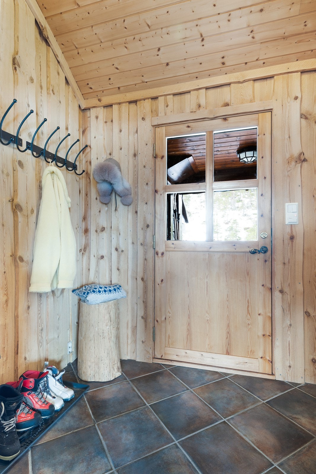 Inngangsparti/entre med fliser, god plass til yttertøy og sko. Galleribilde