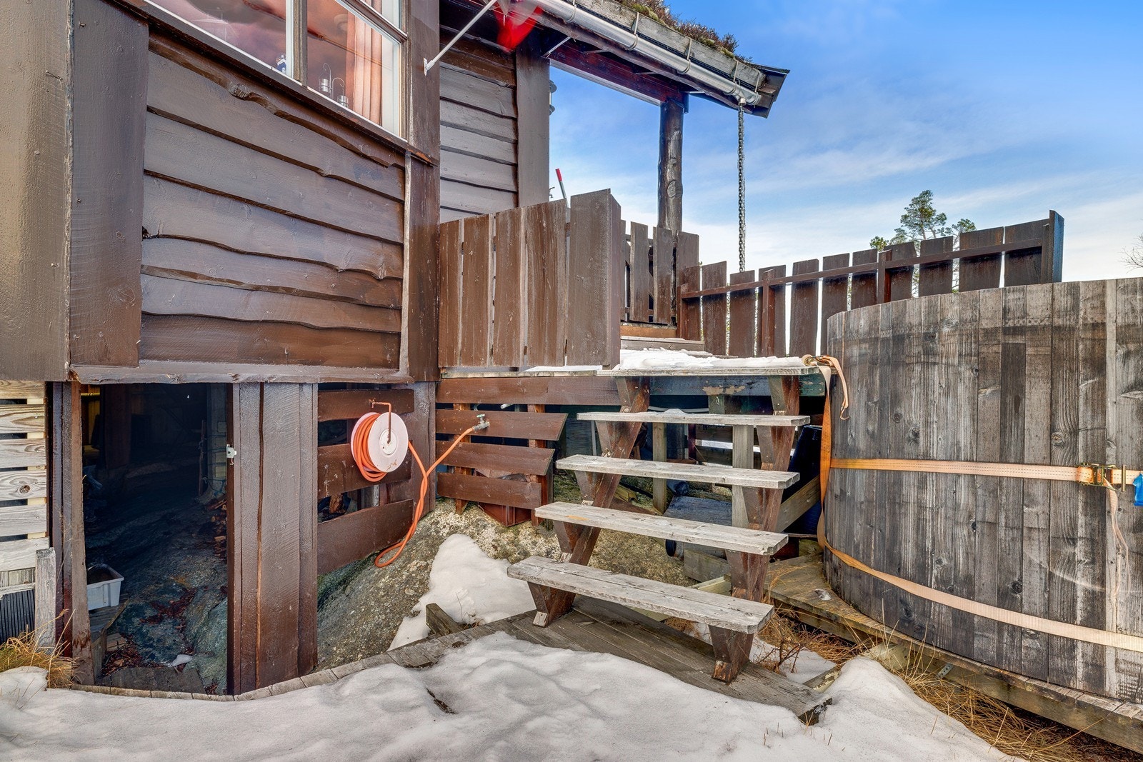 Redskapsbod under hytta gir ekstra oppbevaringsplass. Galleribilde