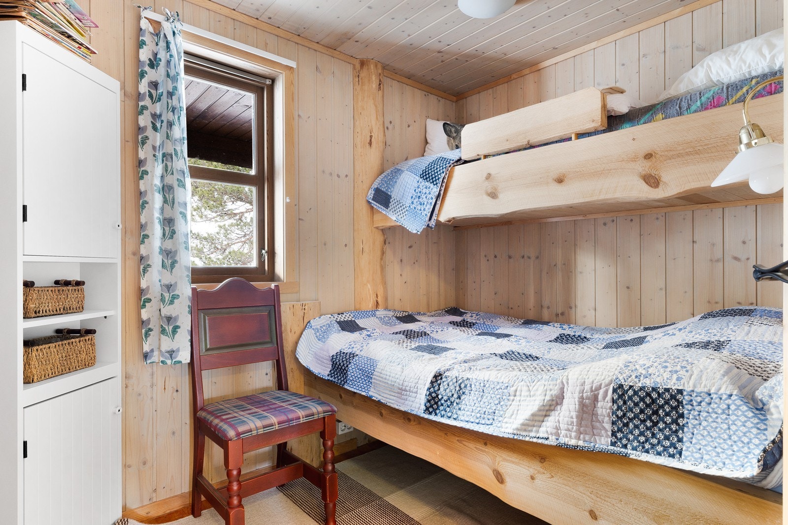 Soverom 2, har familiekøyseng og skap med plass til oppbevaring. Galleribilde