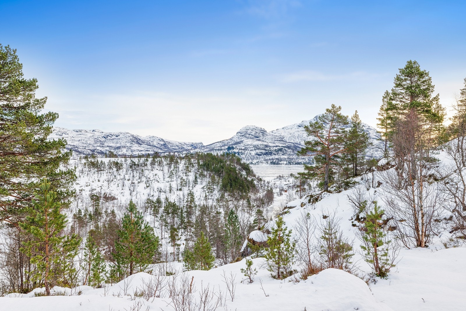 Beliggenheten gir vidstrakt utsikt over dalen og fjellene i området. Galleribilde
