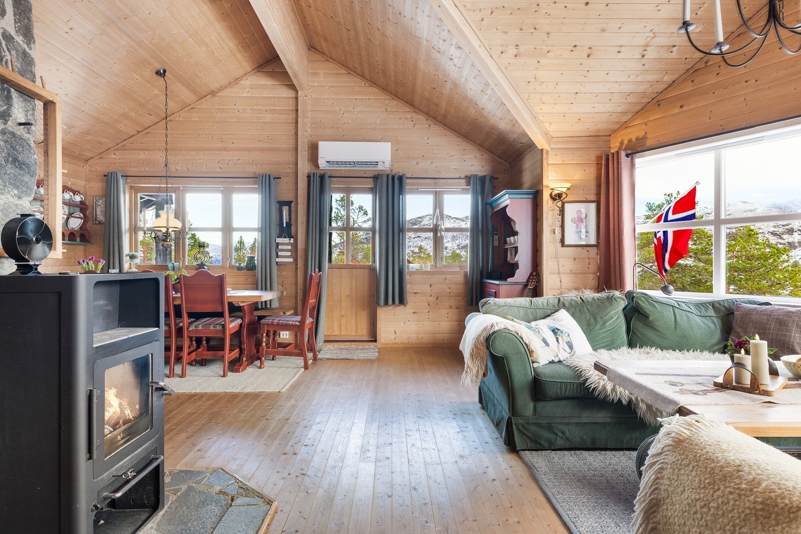 Vedovn i stuen gir den lune gode varmen på de kalde dagene. Galleribilde