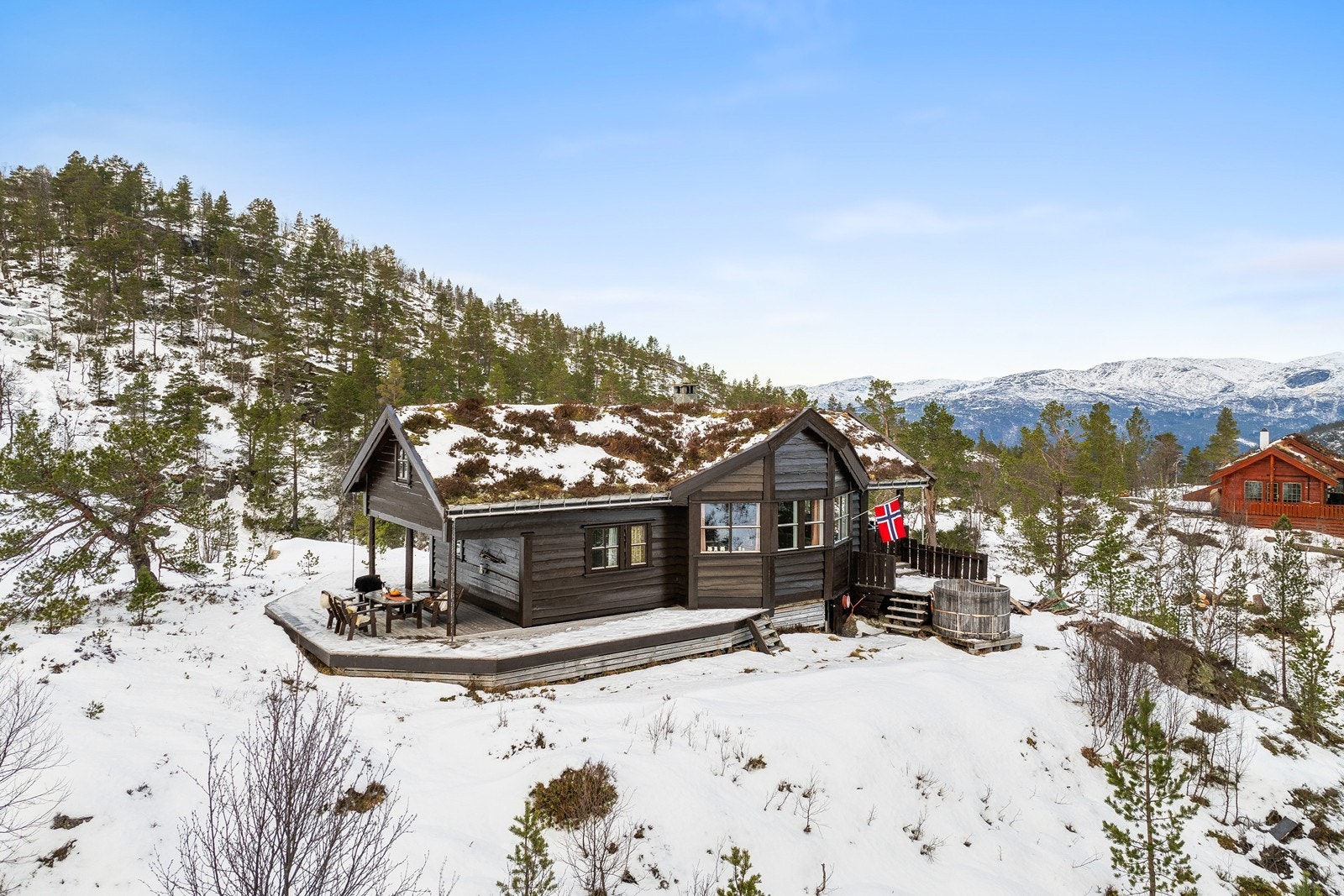 Sjarmerende familiehytte med attraktiv beliggenhet med nærhet til Skisenter, flotte turmuligheter og kort avstand til dagligvare. Galleribilde