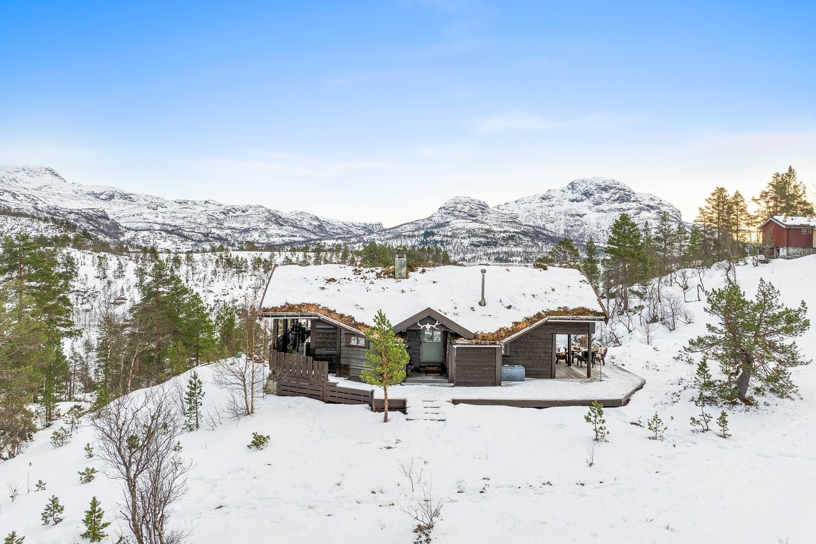 Hytta har innlagt alle fasiliteter som strøm, vann og avløp. Galleribilde