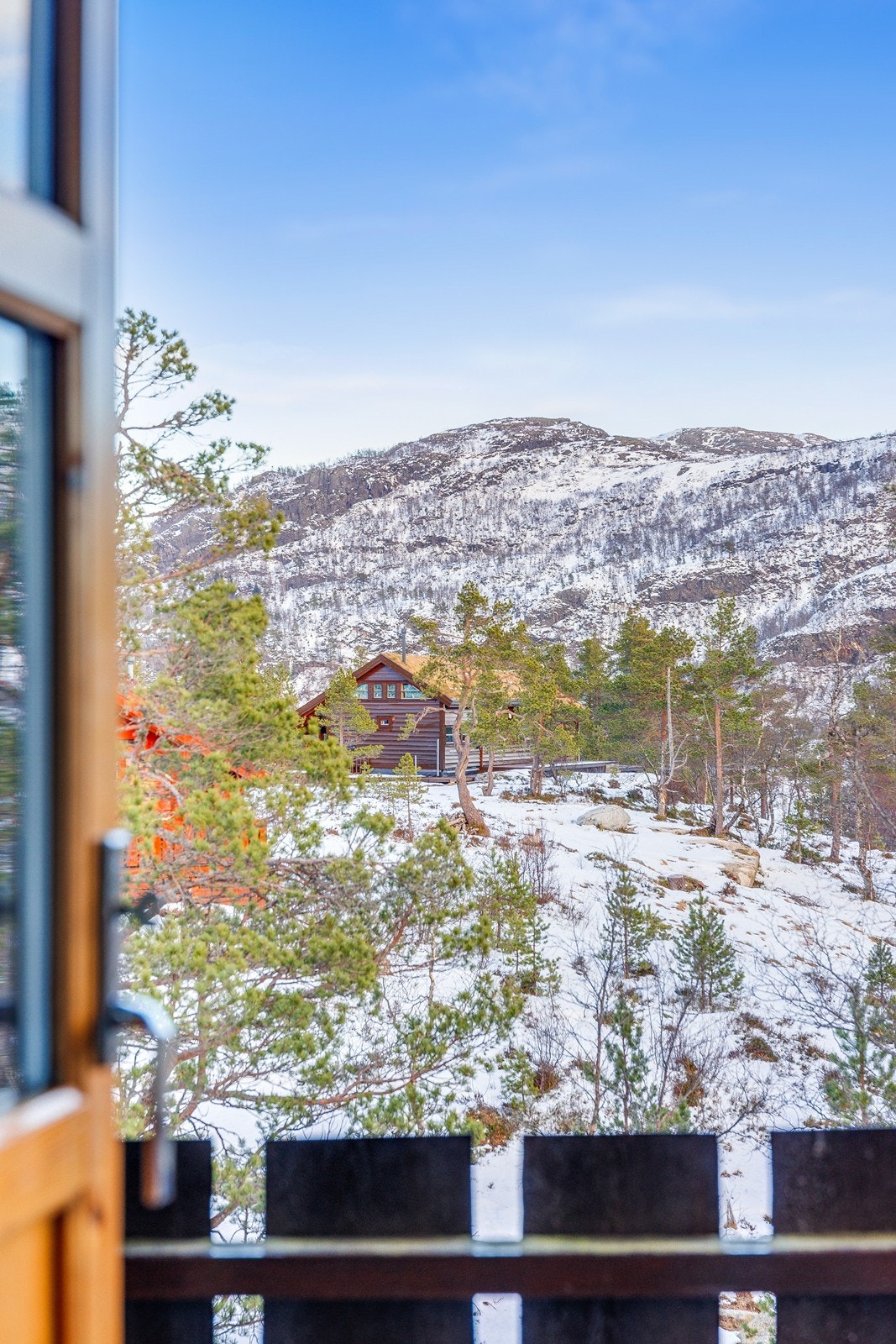 Utsikt mot fjellandskap er en naturskjønn opplevelse direkte fra hytta. Galleribilde