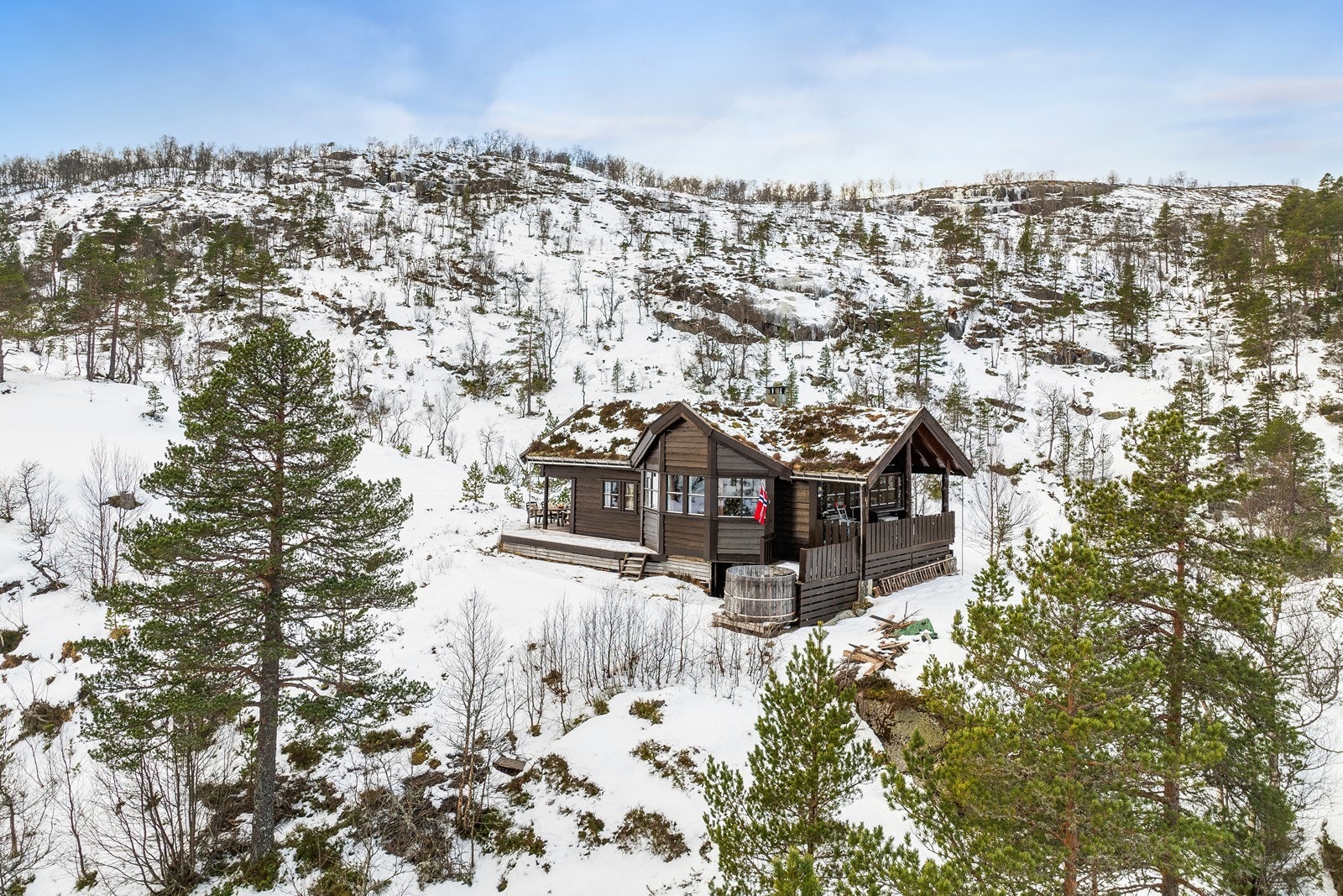 Område rundt hytta har masse å by på både lysøyper rundt Mosvannet, akebakke like bak hytta, utallige turmuligheter sommer og vinter, badekulp like nedenfor hytta, samt båd og bademuligheter i Mosvatnet. Galleribilde