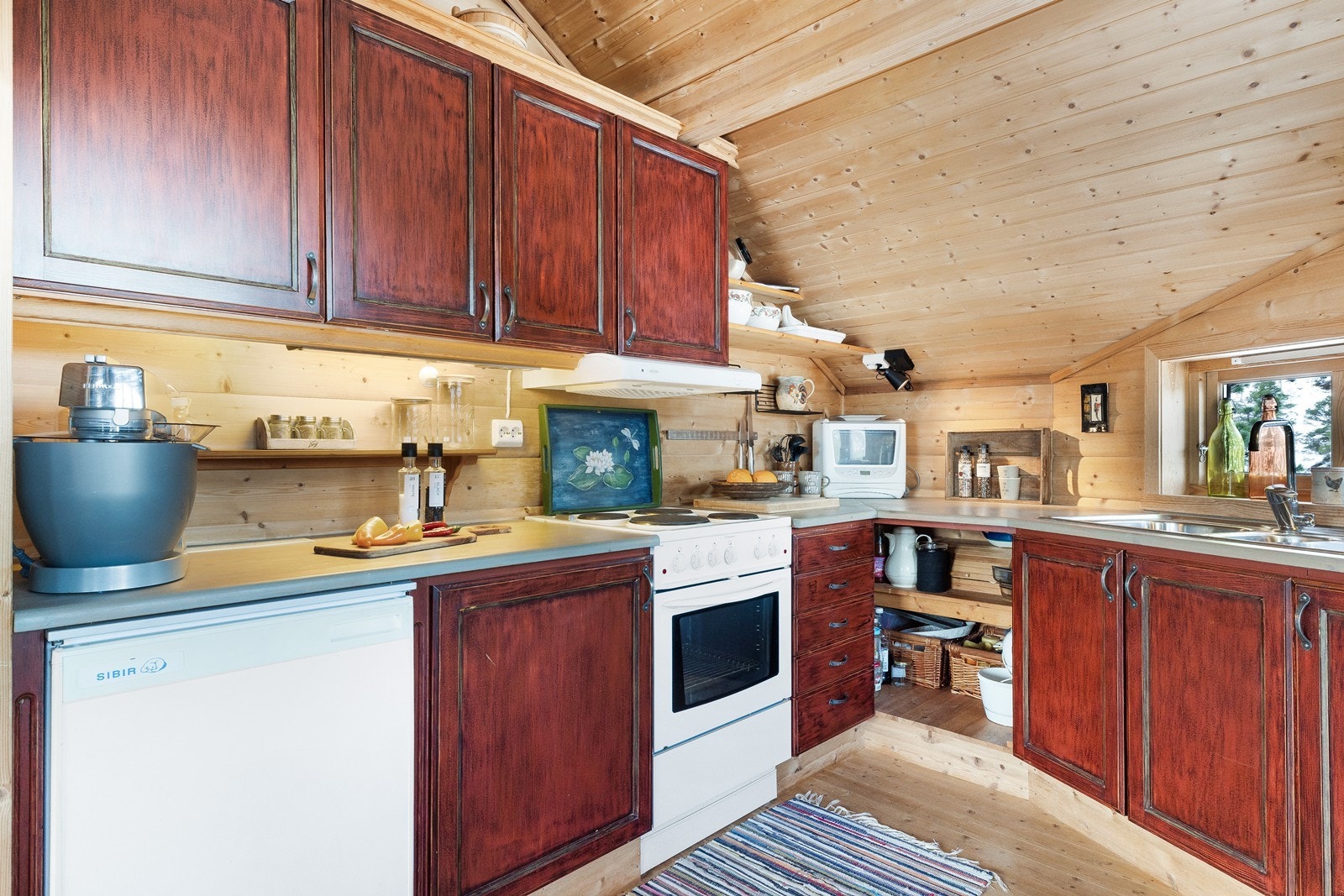 Praktisk hjørneløsning gir god utnyttelse av kjøkkenrommet. Galleribilde