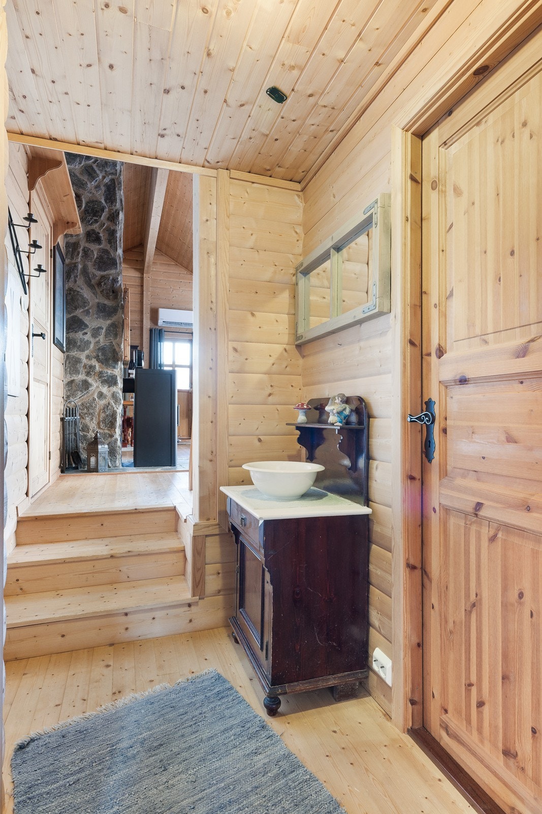 Gangen har tregulv og panelkledde vegger som gir et helhetlig uttrykk. Galleribilde