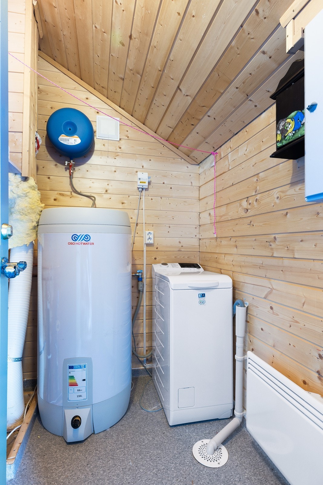 Varmtvannsbereder med kapasitet på 194 liter er plassert i rommet, vannmåler og opplegg til vaskemaskin. Galleribilde