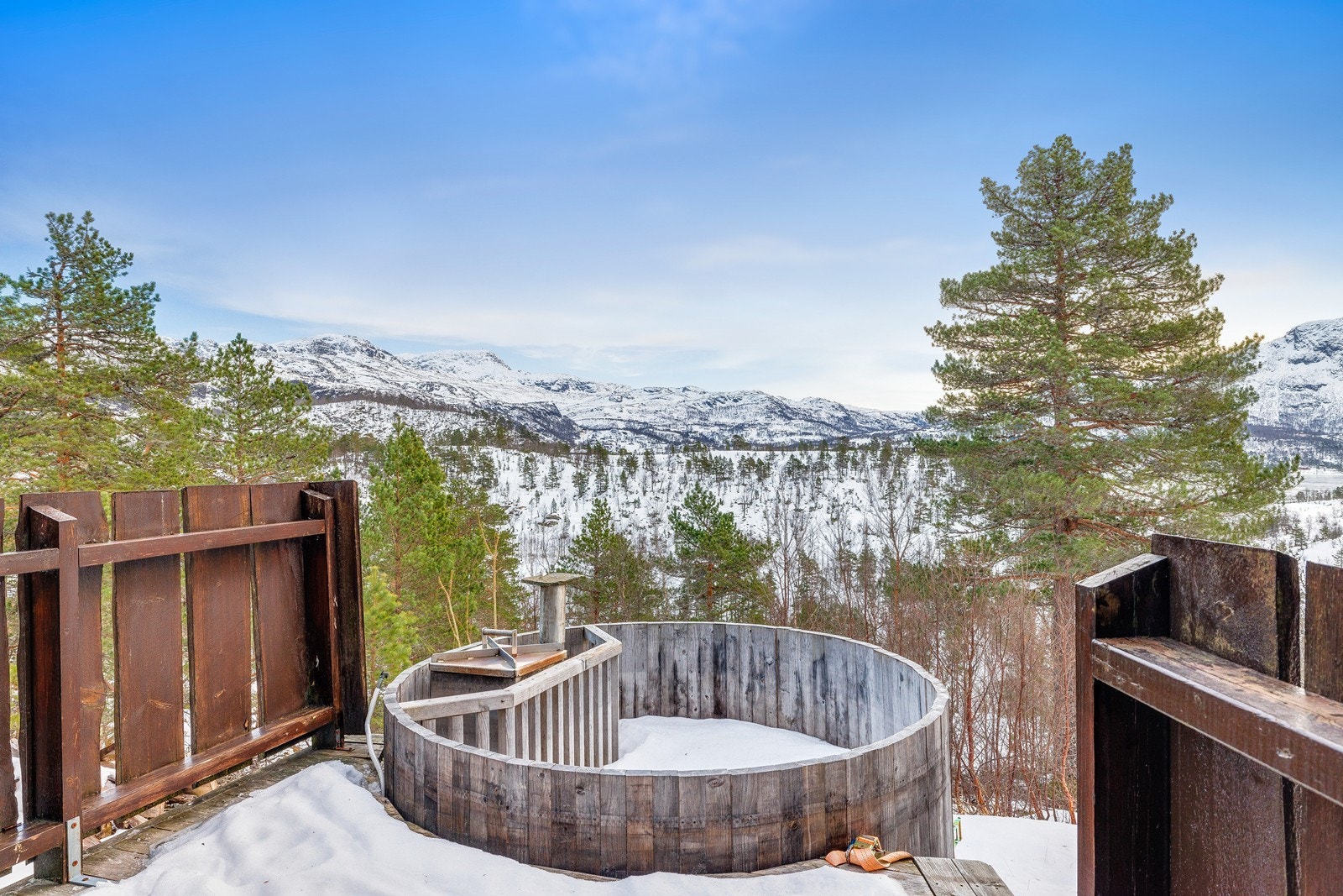 Stampen på terrassen gir mulighet for avslapning med utsikt mot fjellene. Galleribilde