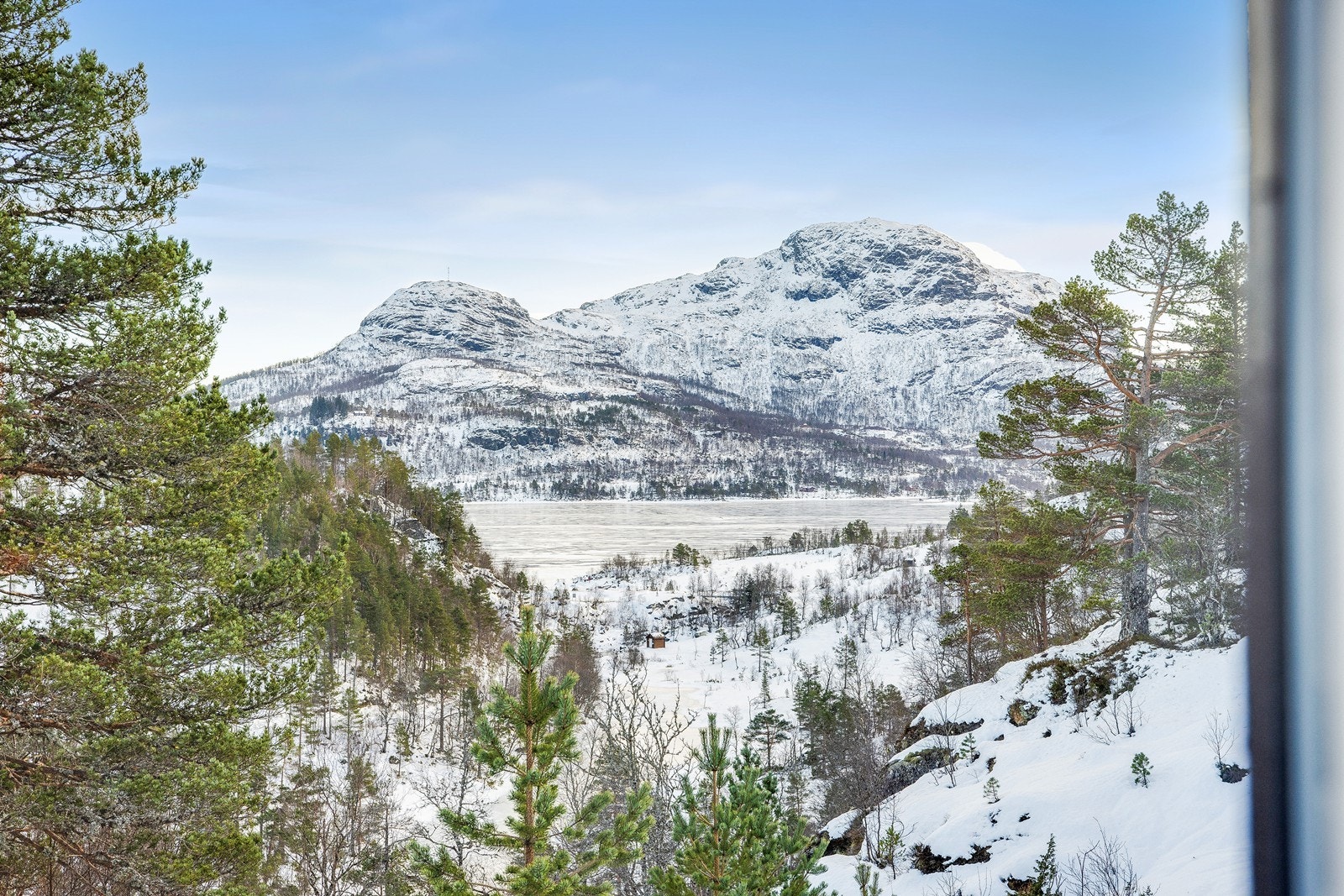 Utsikt mot fjellene fra hyttens vinduer Galleribilde