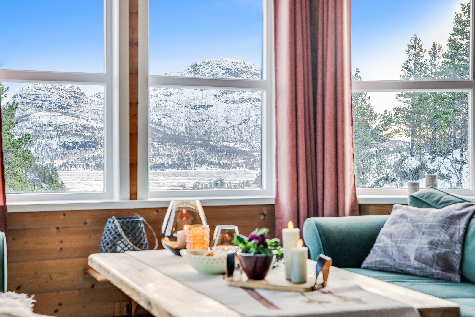 Utsyn mot fjellene gir en vakker utsikt fra stuen. Galleribilde