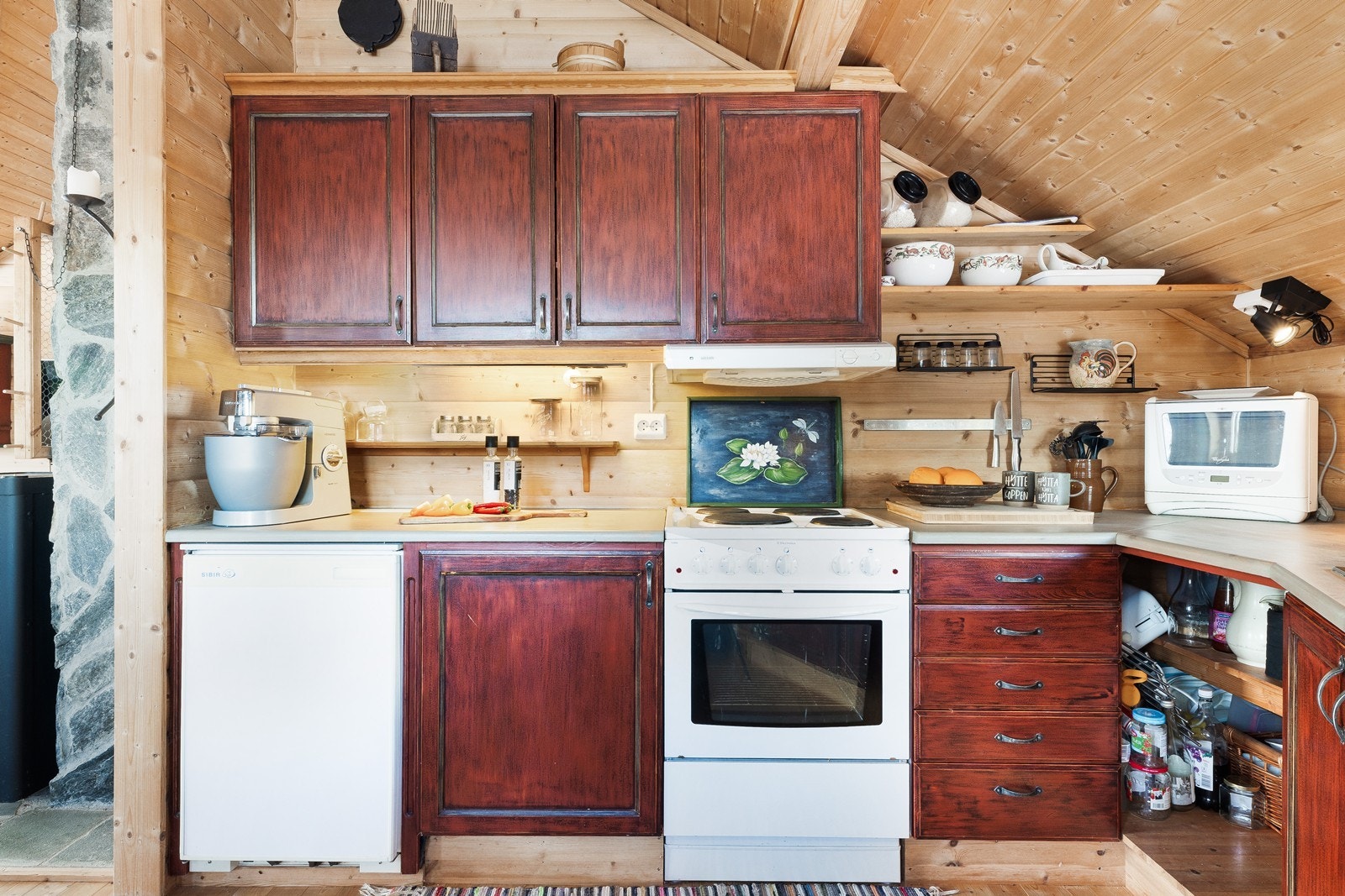 Kjøkkenventilator med kullfilter gir avtrekk over komfyren. Galleribilde