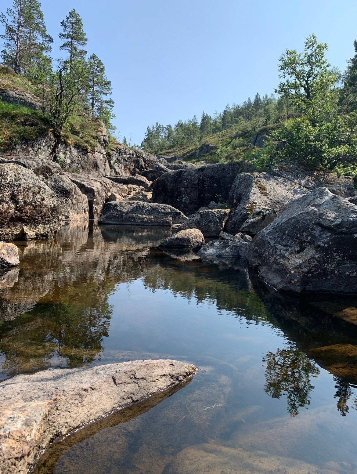 Selgers private bilder: her fra den nydelige kulpen like bortenfor hytta, som er perfekt for bading og vannlek. Galleribilde