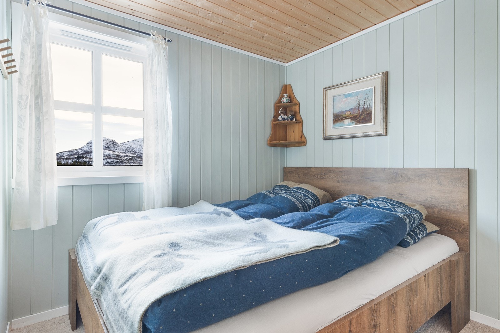 Hovedsoverommet har teppebelagt gulv og panel på veggene, med plass til dobbeltseng. Galleribilde