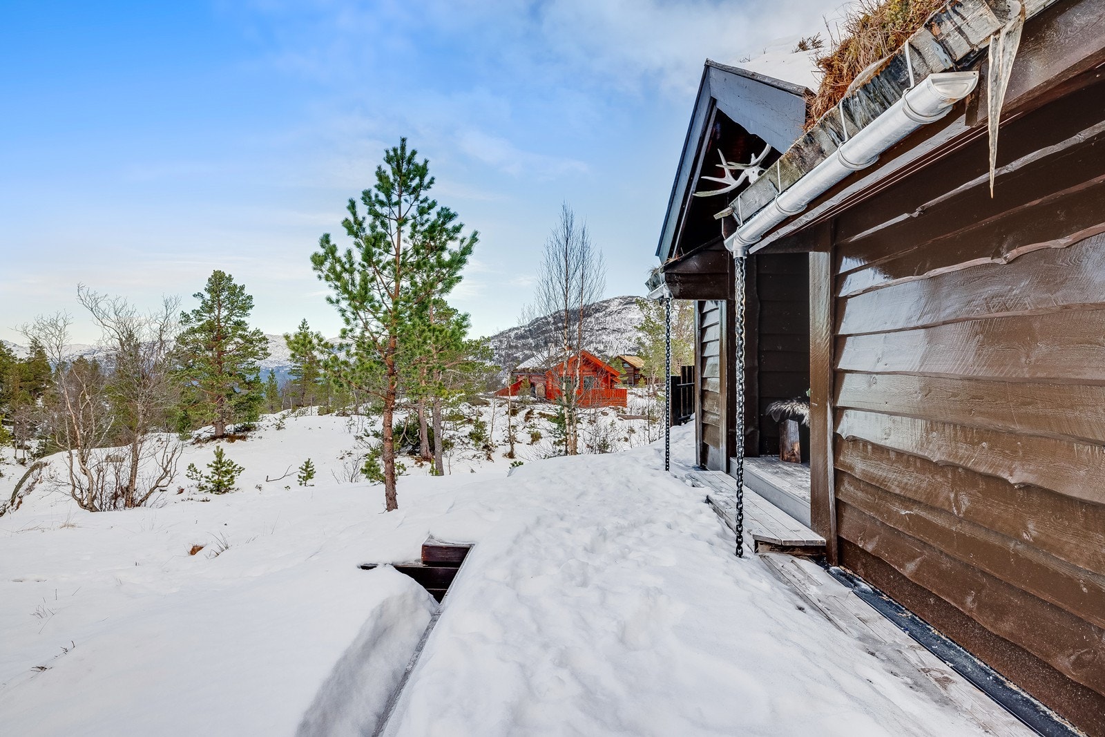 Takrenner i aluminium med kjettinger som nedløp er montert rundt hytta. Galleribilde