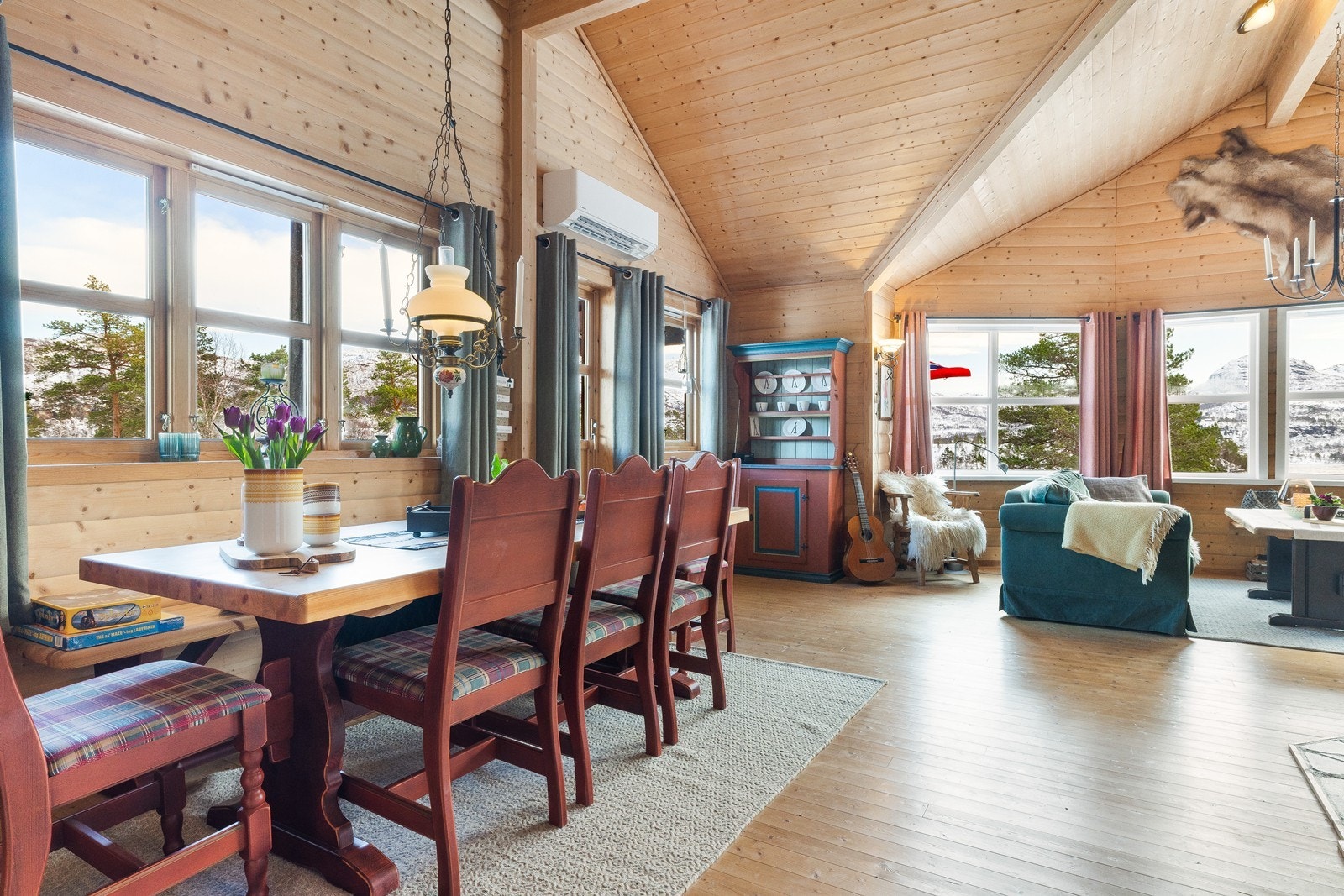 God plass til stort spisebord hvor hele familien kan samles til gode måltider. Galleribilde