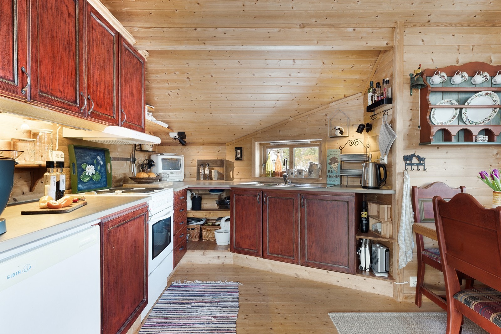 Kjøkkenet er utstyrt med komfyr og kjøl/fryseskap. Galleribilde