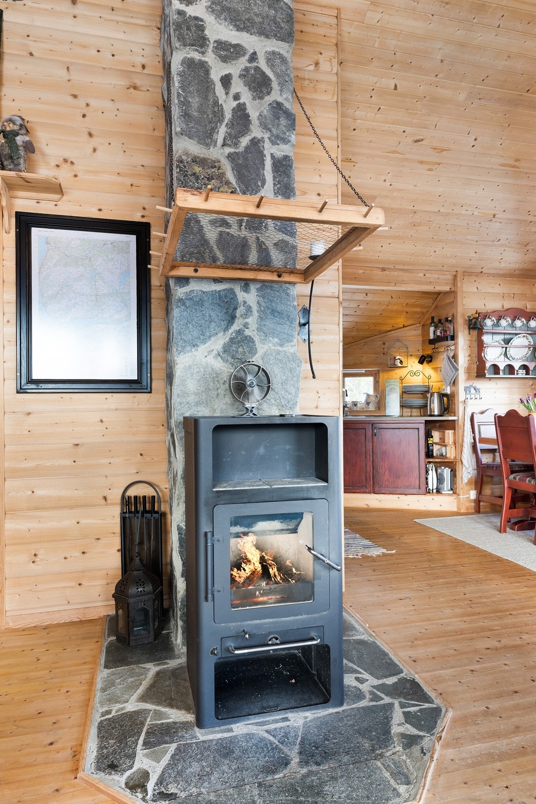 Praktisk egensnekret oppheng til å tørke klær og sko over ovnen etter en våt snødag. Galleribilde