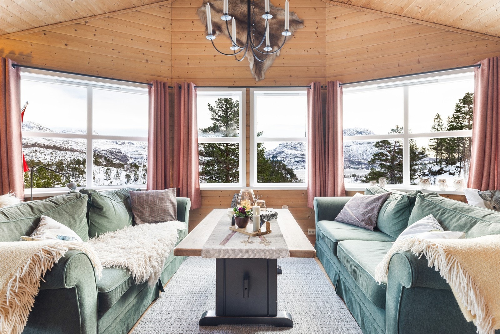 Stuen har plass til flere sittegrupper og et stort bord. Galleribilde