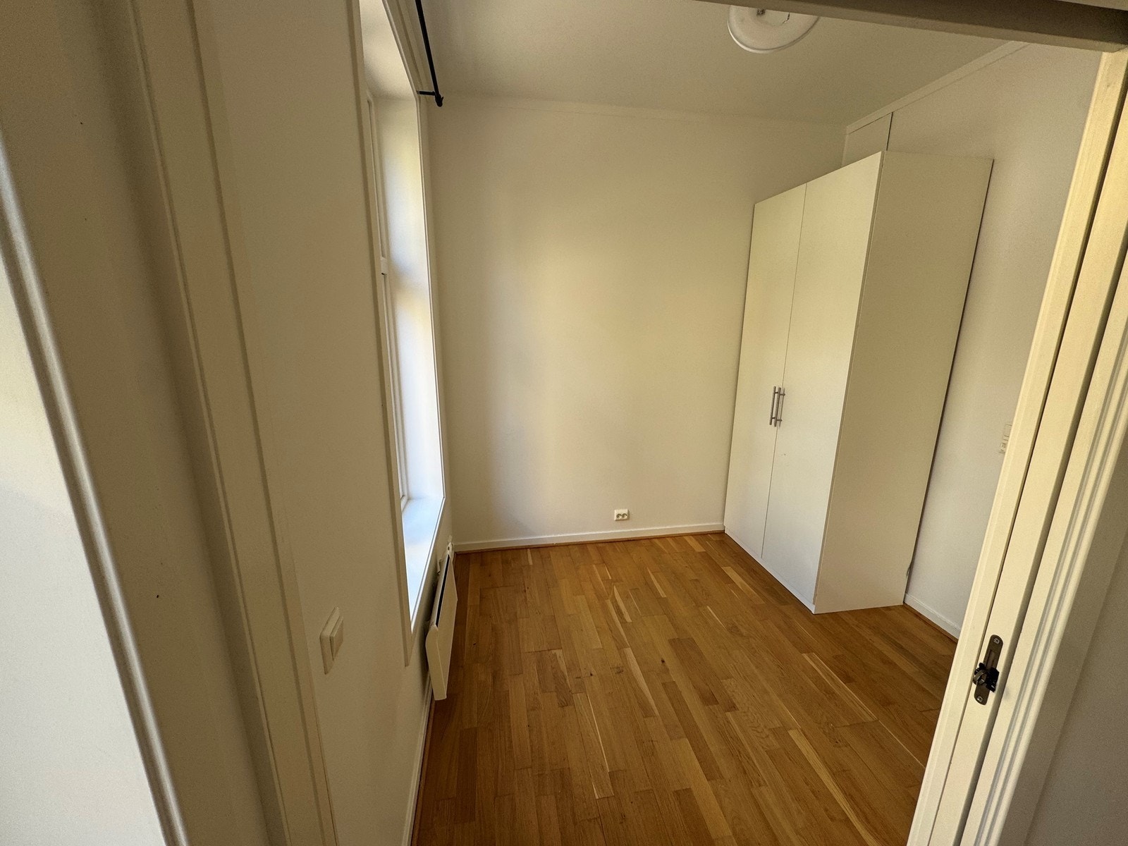 Godt med oppbevaring i medfølgende garderobeskap. Galleribilde