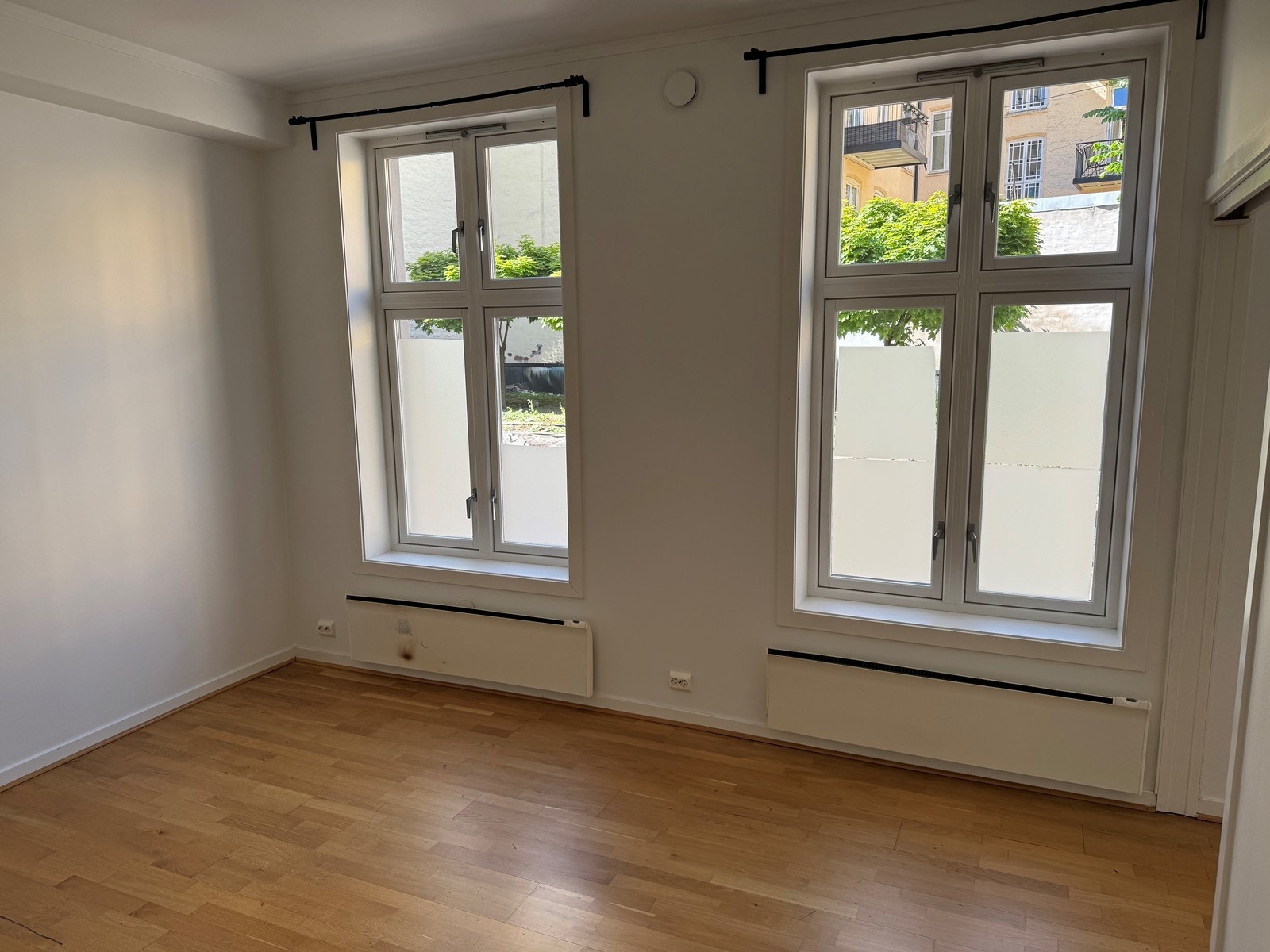 Store vinduer som vender inn mot låst bakgård. Galleribilde