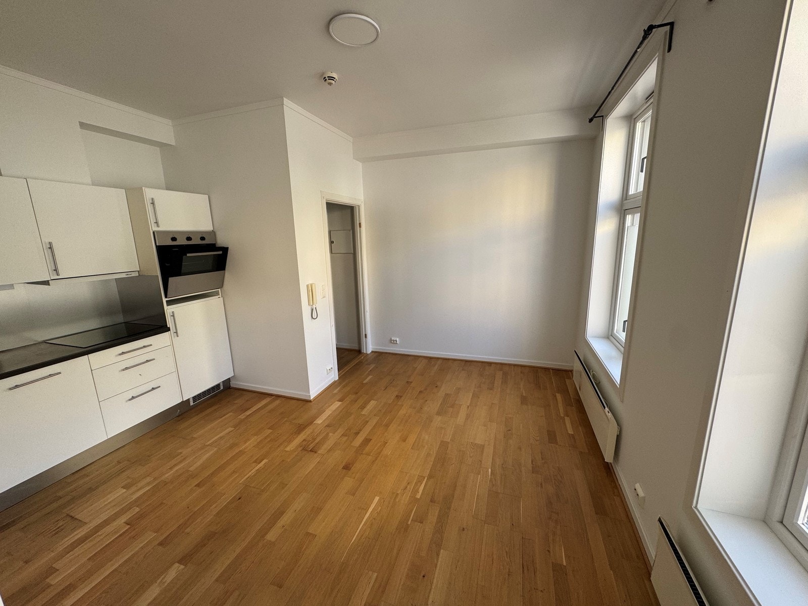 Plass til sittegruppe og mindre spisebord i stuen. Galleribilde