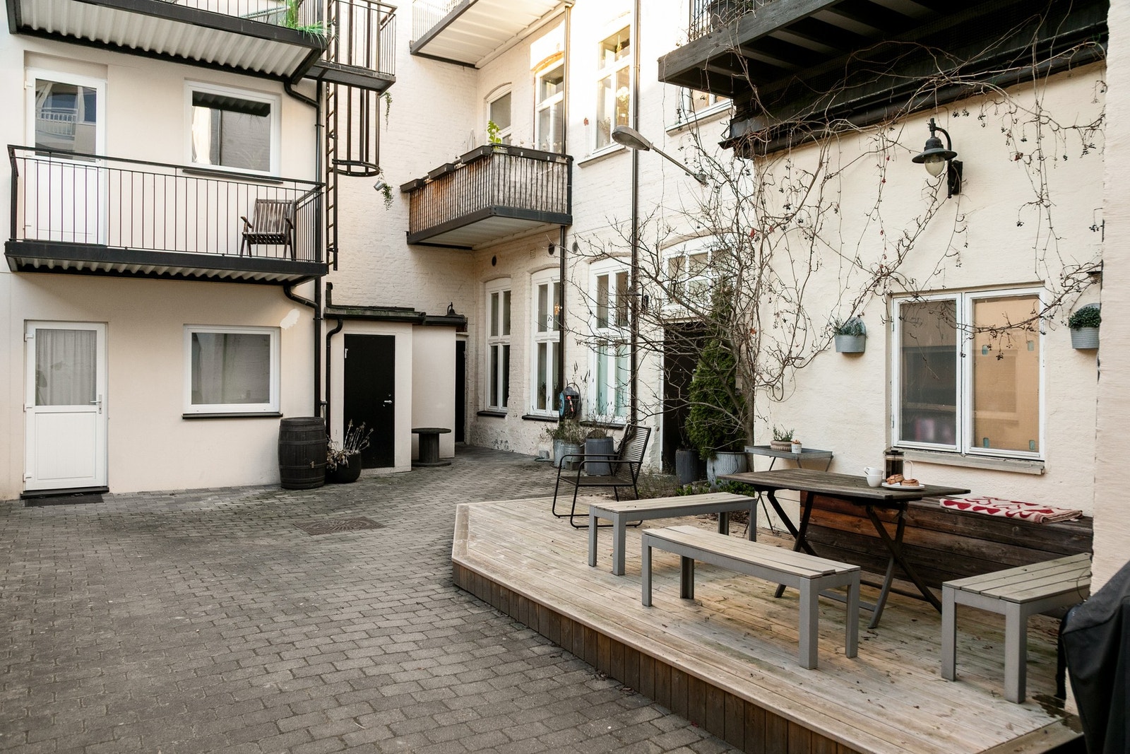 Rolig og lunt gårdsrom. Galleribilde