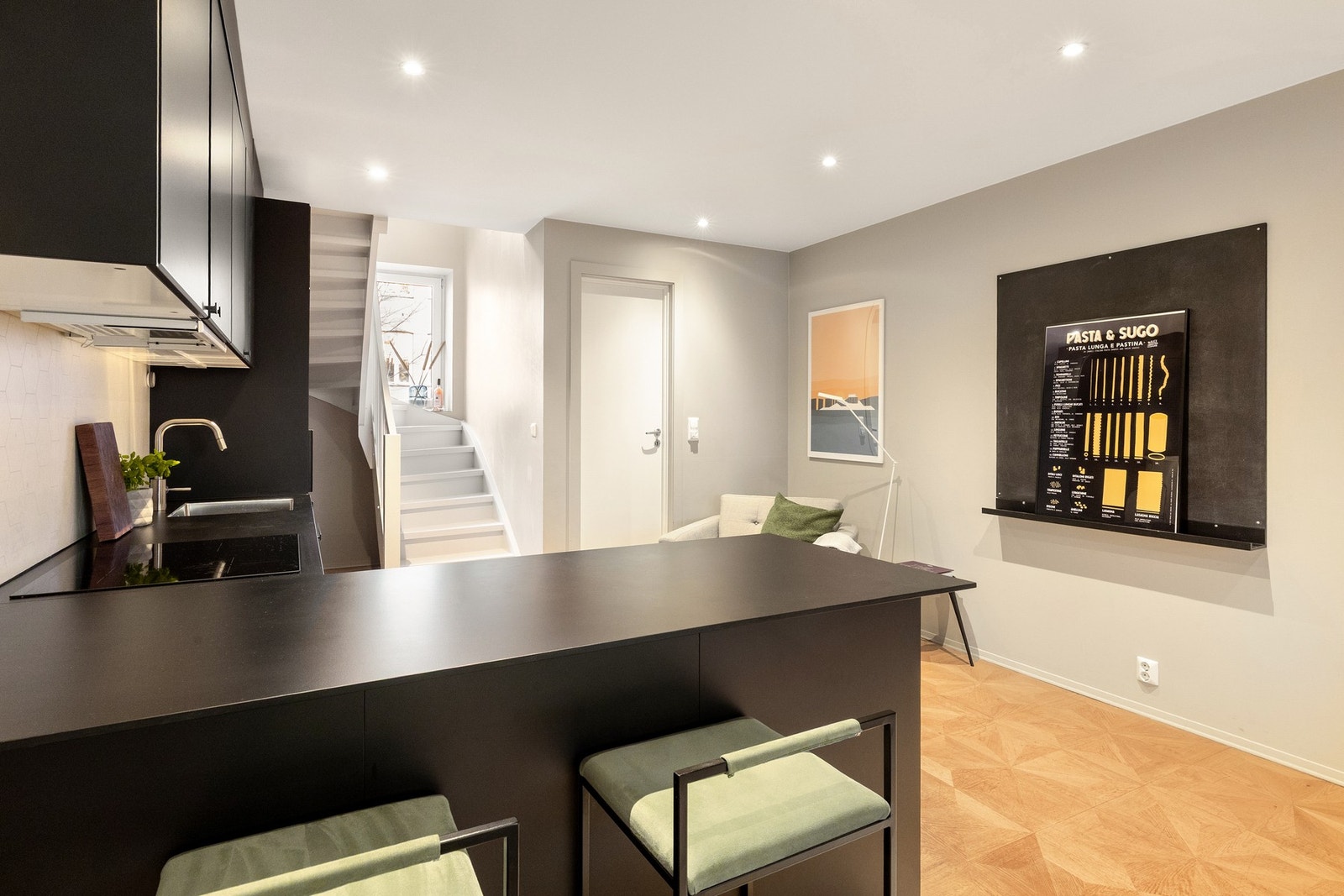 Kjøkkenet har rikelig med skap- og benkeplass, samt plass til to barstoler. Galleribilde